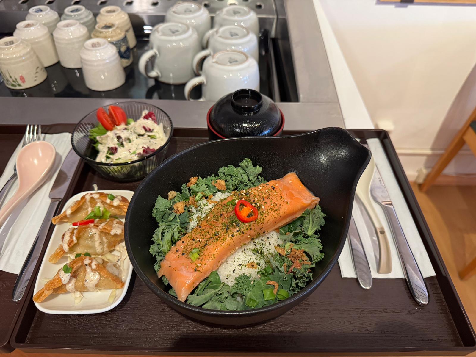 Lohi Ochazuke, tarjoillaan riisillä ja salaatilla. Annokseen kuuluu liemi joka kaadetaan pöydässä teepannusta. Tiesitkö että "Ocha" tarkoittaa japaniksi teetä?