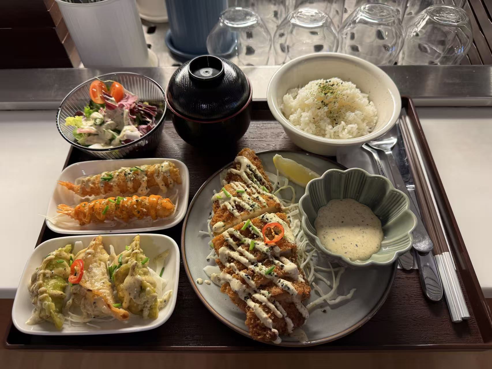 Kana Katsu, rapeaksi friteerattua kanaa, riisiä ja toki-kastiketta. Nam!
